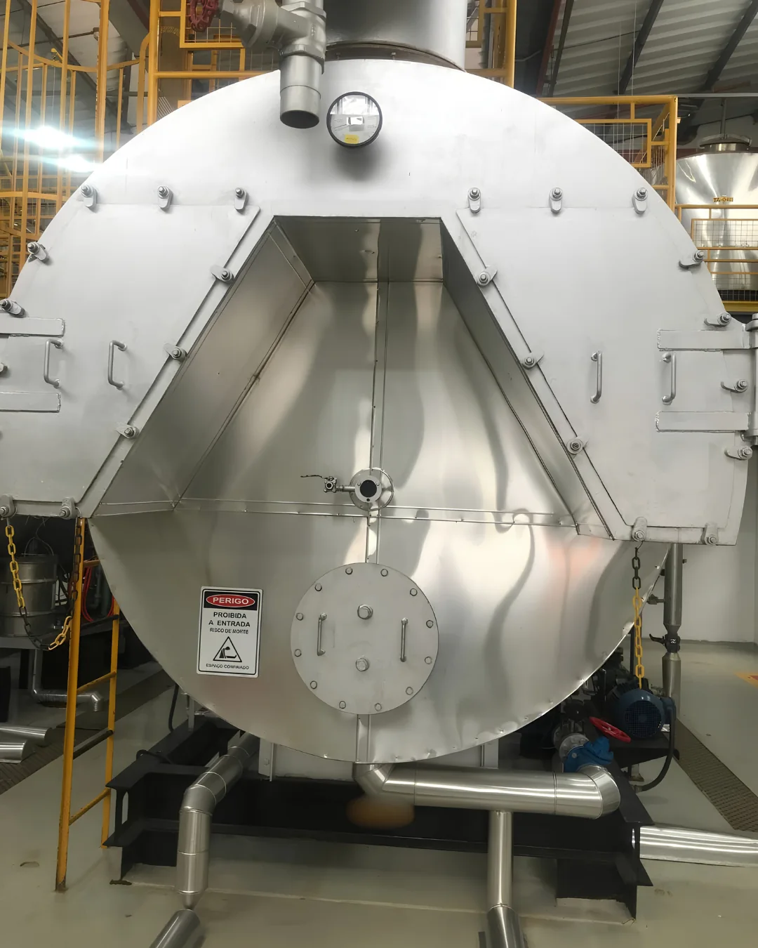 Caldeira industrial isolada com revestimento metálico